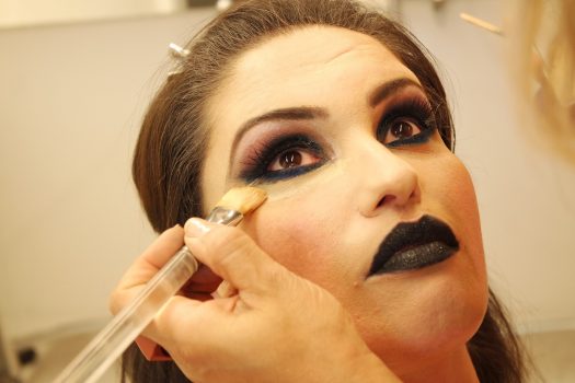 maquiagem de carnaval - finalizacao da pele - site Osasco Fashion